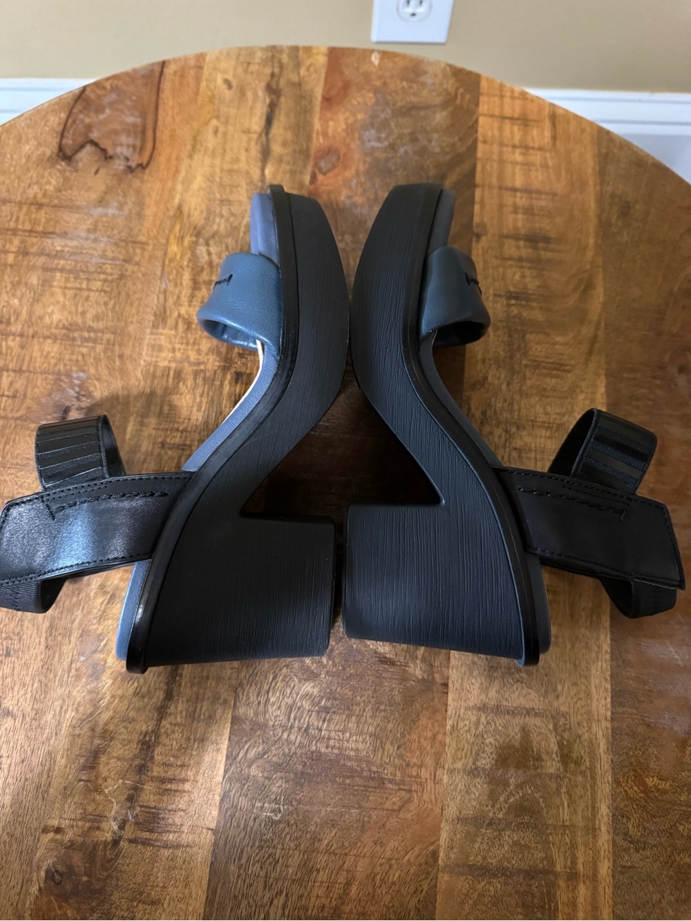 Naked Feet Navy and Black Strappy Flat Sandals 8.5 - Picture 8 of 9